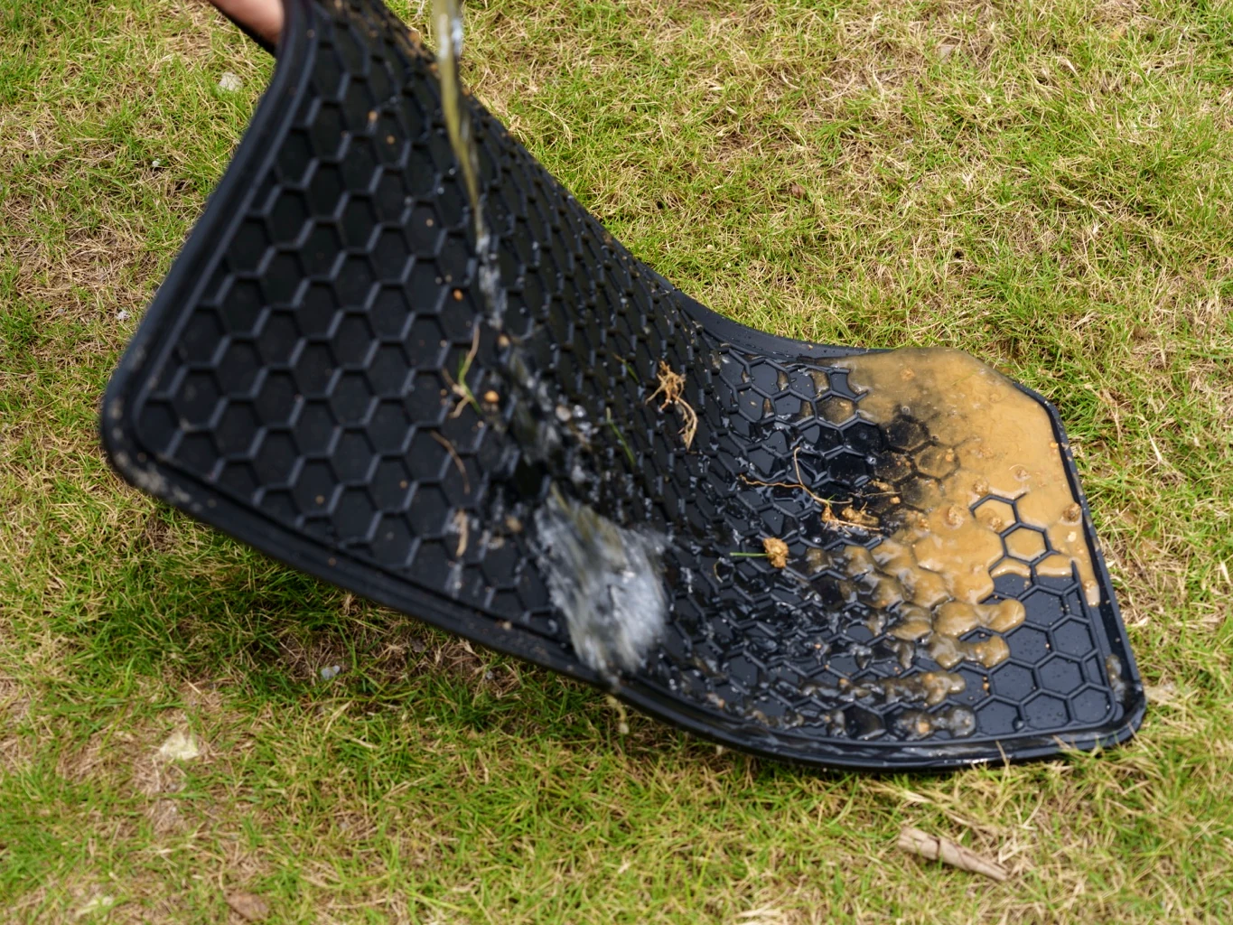 All-weather car floor mat that is easy to clean